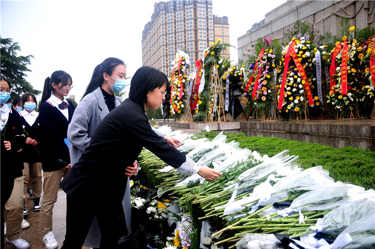 師生代表依次獻(xiàn)花.jpg