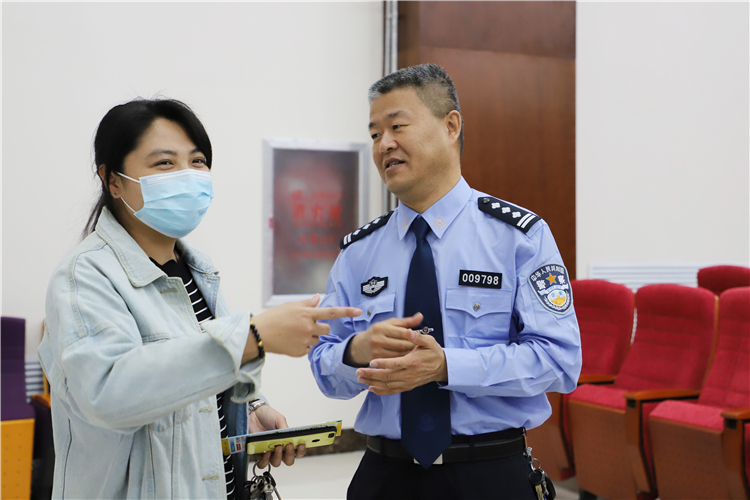 班主任與分局警官交流青少年法制教育.jpg