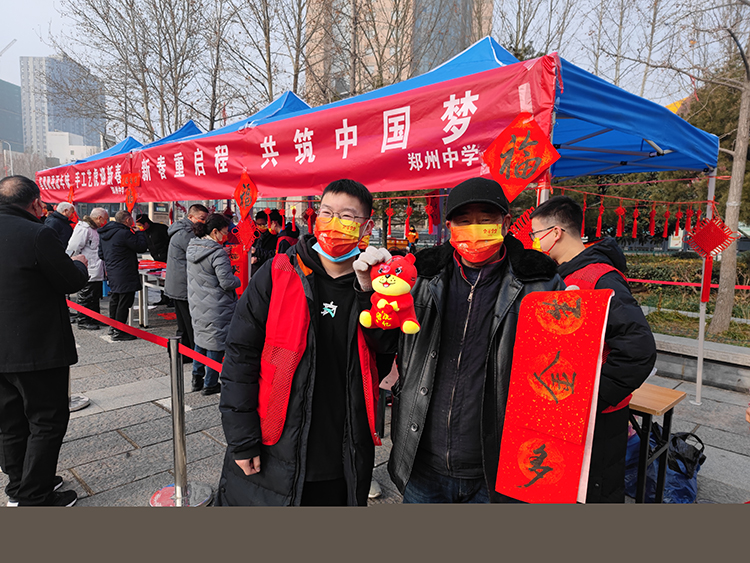 志愿者為市民送上虎年吉祥物.jpg