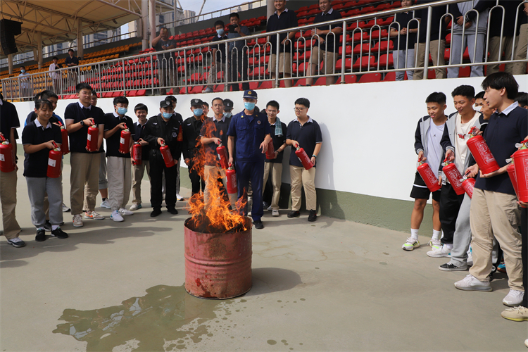 師生進(jìn)行實戰(zhàn)滅火操作1.JPG