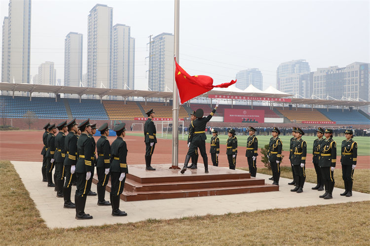 圖片2 紅梅街校區(qū)國旗護(hù)衛(wèi)隊(duì)負(fù)責(zé)出旗、升旗.jpg