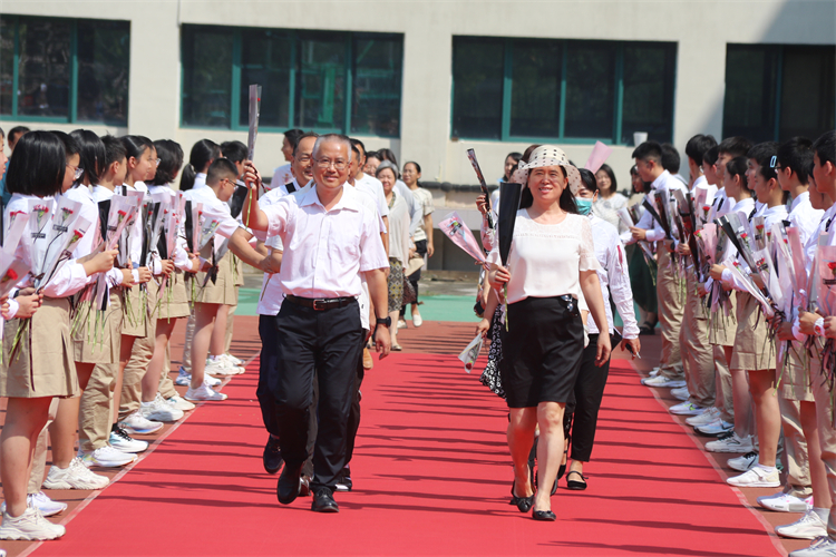 圖1.全體教師走紅地毯入場.JPG