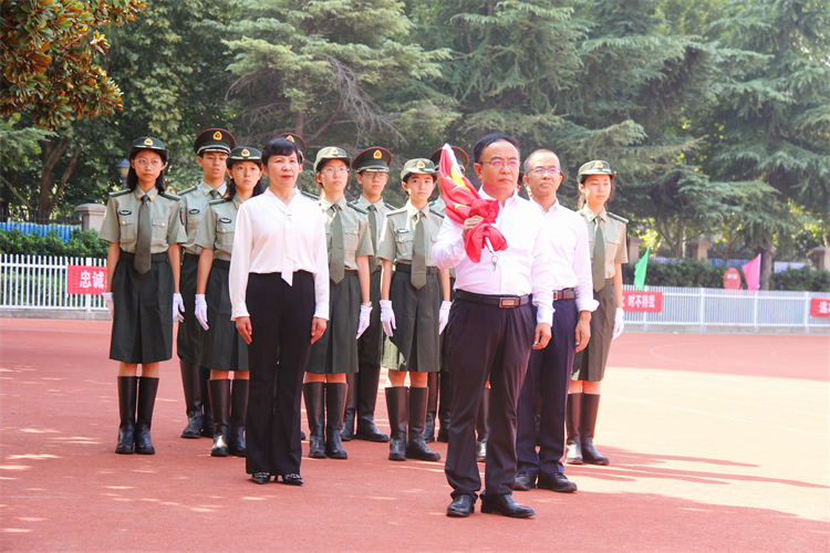 圖5.國旗護(hù)衛(wèi)隊氣宇軒昂步入會場.jpg