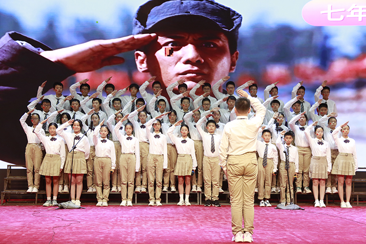 圖片2：學(xué)生激情演唱《中國(guó)人民解放軍進(jìn)行曲》.JPG