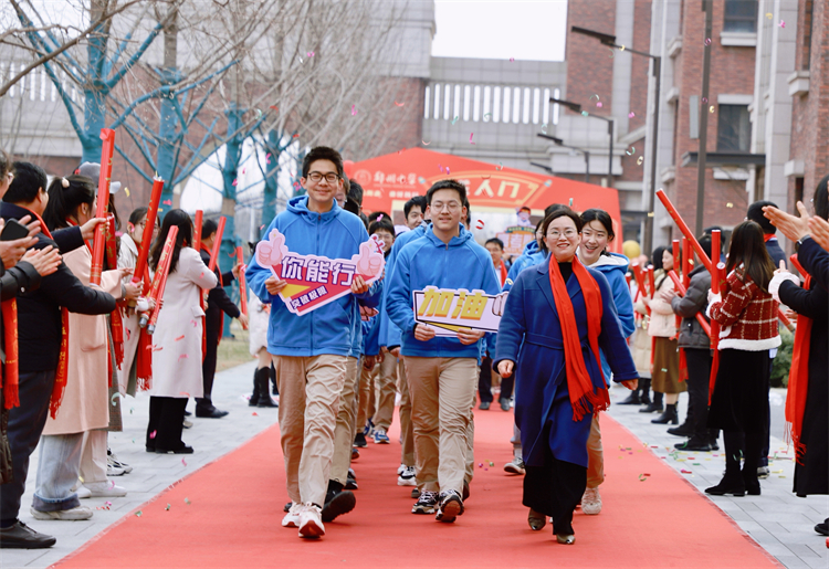 圖二：高三學(xué)子跨過成人門.jpg