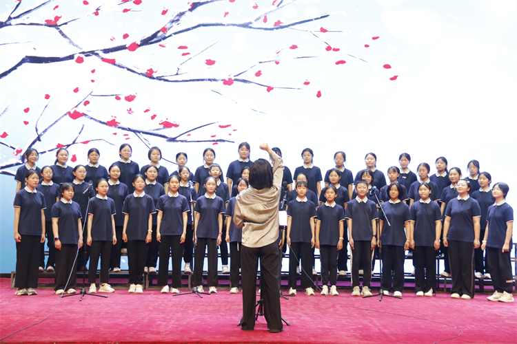 圖片3：Firefly學(xué)生合唱團(tuán)帶來(lái)的歌曲《踏雪尋梅》.JPG