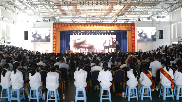 圖片12：體育館內(nèi)，學(xué)生和家長欣賞舞臺(tái)類課程展演.JPG